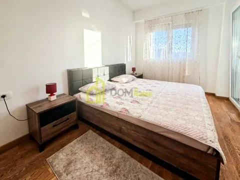 Spavaća soba sa bračnim krevetom i noćnim stočićima. - image 6
