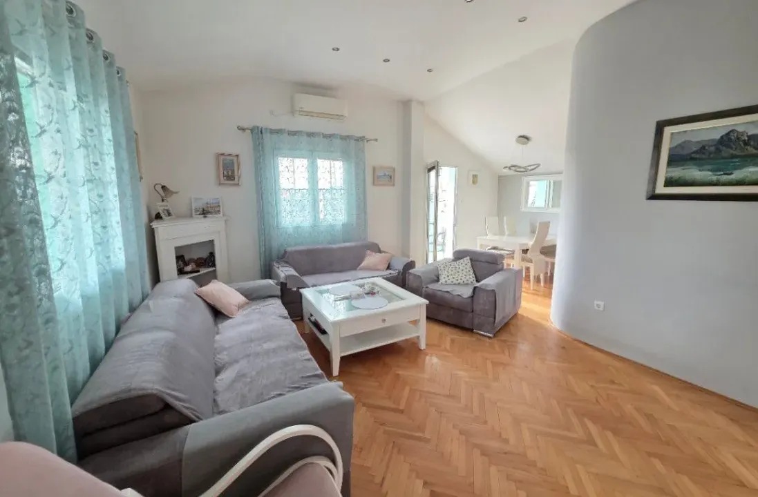 Izdavanje, dvosoban stan, 85m², Momišići, Podgorica