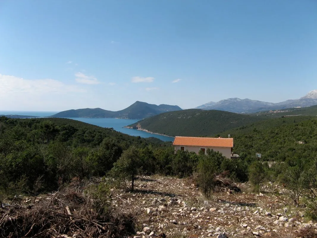 Pogled na kuću u prirodi sa pogledom na more.