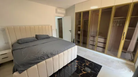 Moderna spavaća soba sa bračnim krevetom i velikim ugradnim plakarom. - image 6