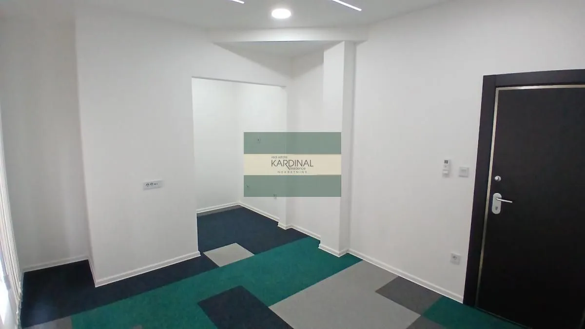 Izdavanje, poslovni prostor, 60m², Šest topola, Kragujevac