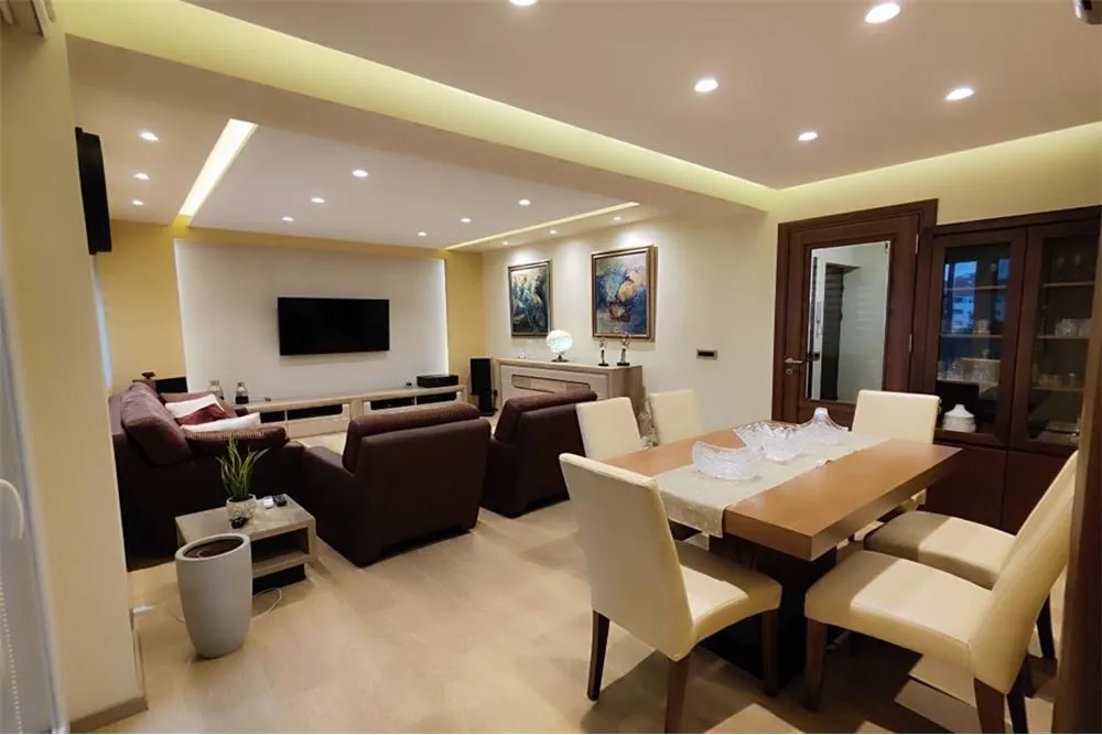 Izdavanje, dvosoban stan, 82m², Centar, Niš