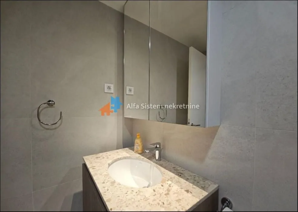 Izdavanje, trosoban stan, 73m², Savski Venac, Beograd