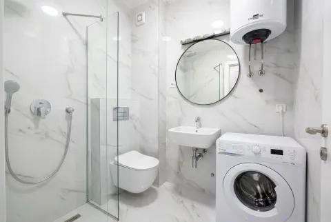 Moderne kupatilo sa tuš-kabinom, sanitarijama i veš mašinom. - image 8