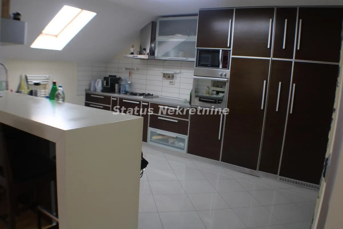 Prodaja, poslovni prostor, 613m², Beočin, Srbija
