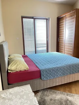 Svijetla spavaća soba sa bračnim krevetom i drvenim garderoberom. - image 10