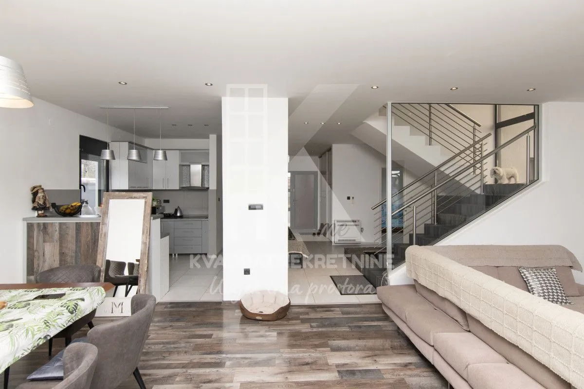 Sale, house, 250m², Tološi, Podgorica