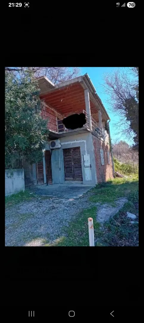 Spoljašnji izgled kuće u izgradnji sa dvorištem.