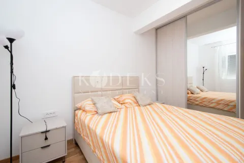 Bedroom with a double bed, bedside table, and a built-in mirrored wardrobe. - image 6