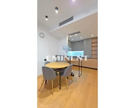Moderna kuhinja sa trpezarijskim stolom i sivim stolicama. - image 4