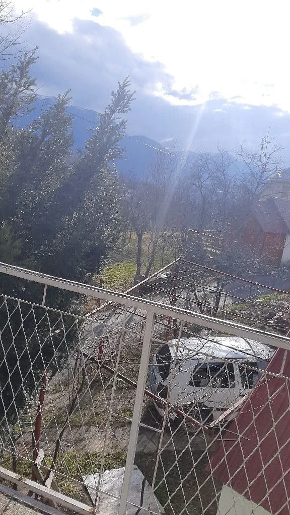 Pogled sa terase na dvorište i okolni pejzaž.