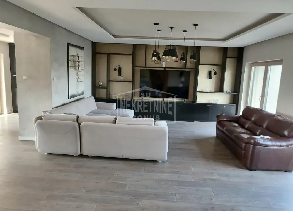 Prodaja, četvorosoban stan, 210m², Centar, Subotica