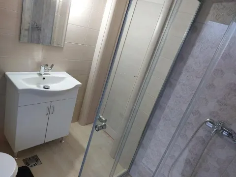 Bathroom equipped with a washbasin, mirror, and shower cabin. - image 22