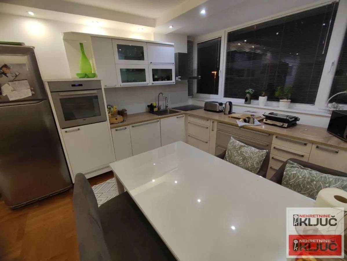 Prodaja, četvorosoban stan, 75m², Grbavica, Novi Sad Sve Podlokacije