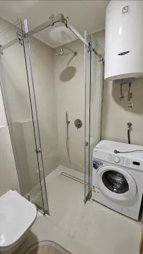 Kupatilo sa tuš kabinom, veš mašinom i bojlerom. - image 8