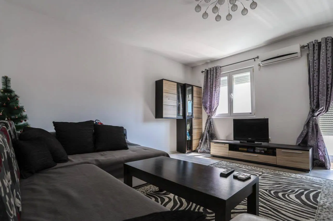 Rent, one bedroom apartment, 43m², Podmaine, Budva