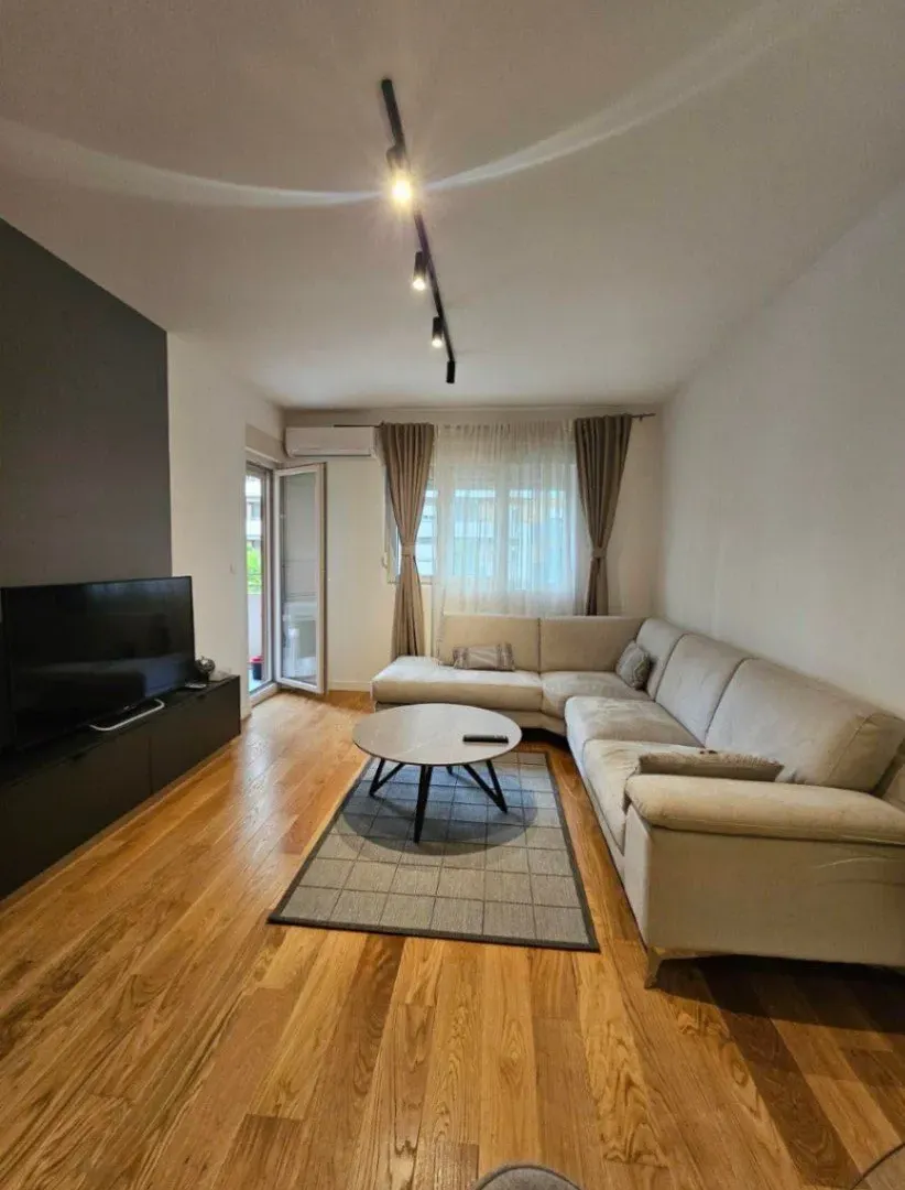 Izdavanje, jednosoban stan, 49m², Central Point, Podgorica