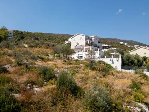 Pogled na višespratnu kuću na uzvišenju sa okolnim brdovitim pejzažem. - image 4