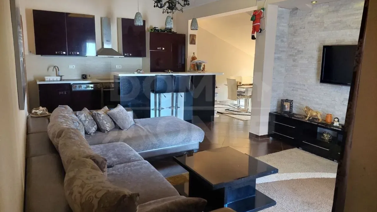 Izdavanje, trosoban stan, 130m², Radanovići, Kotor