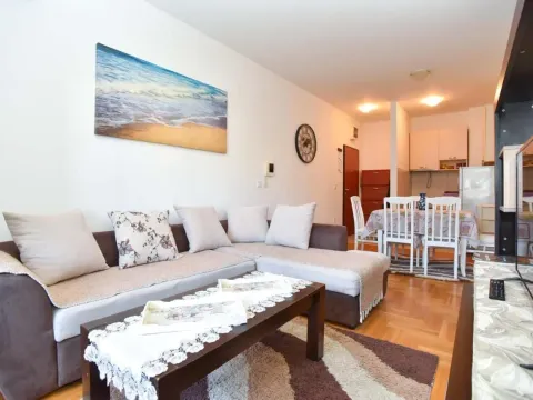 Izdavanje, dvosoban stan, 50m², Budva, Crna Gora - image 11