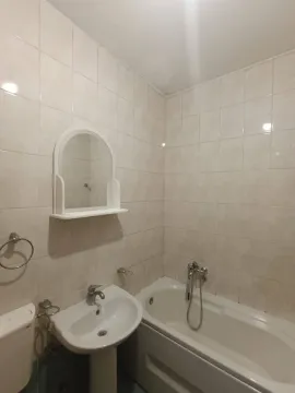 Manje kupatilo sa kadom, umivaonikom, ogledalom i bijelim pločicama. - image 8