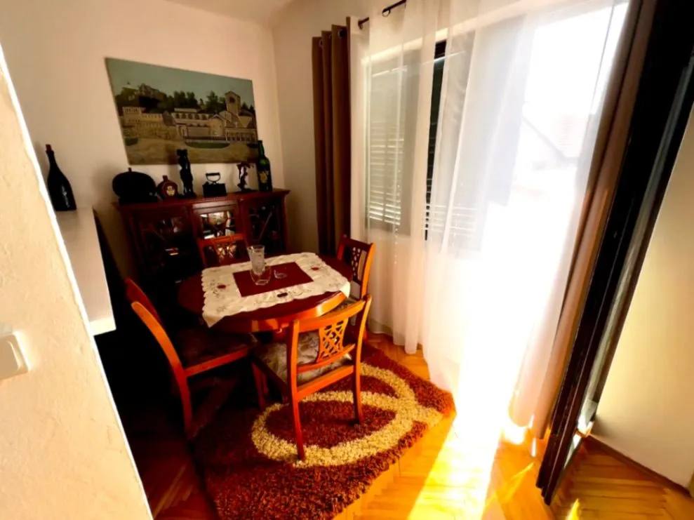Izdavanje, trosoban stan, 80m², Cetinje, Crna Gora