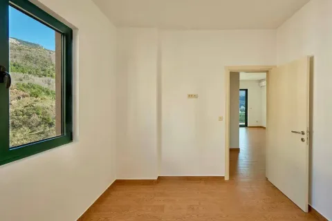 Prazna soba sa laminatom, prozorom i otvorenim vratima. - image 6