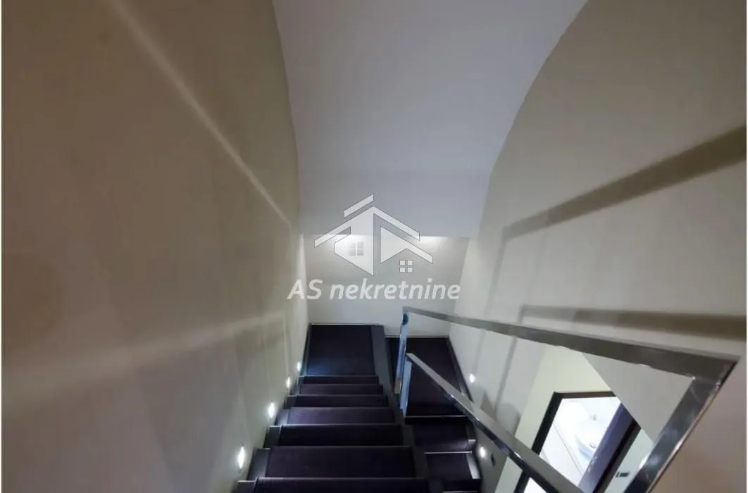 Izdavanje, stan, 160m², Crveni Krst, Beograd