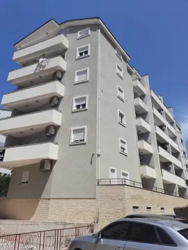 Spoljašnji izgled višestambene zgrade sa terasama i parkingom u prizemlju. - image 6