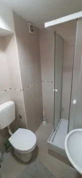 Manje kupatilo sa tuš kabinom, wc šoljom i umivaonikom. - image 8
