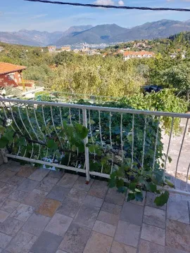 Terasa sa ogradom i pogledom na okolinu i planine. - image 15