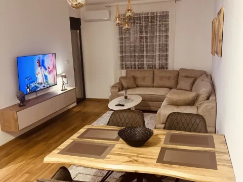 Izdavanje, jednosoban stan, 45m², City Kvart, Podgorica - image 1