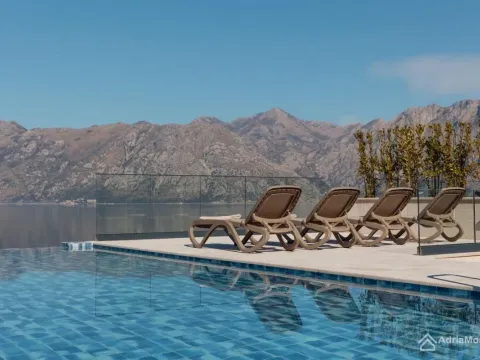 Prodaja, trosoban stan, 192m², Dobrota, Kotor