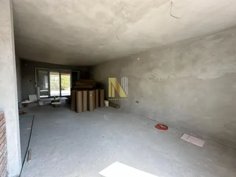 Neopremljena prostorija u sirovom stanju tokom građevinskih radova. - image 3