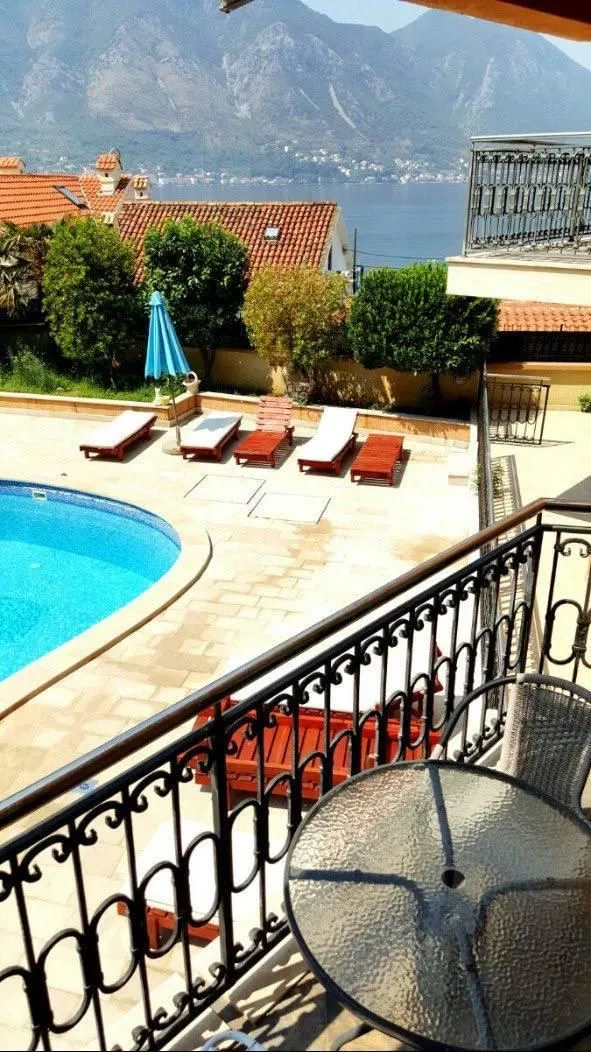 Prodaja, dvosoban stan, 90m², Dobrota, Kotor