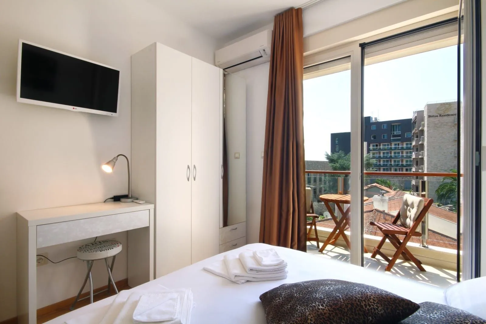Furnished bedroom with a double bed and access to the terrace.