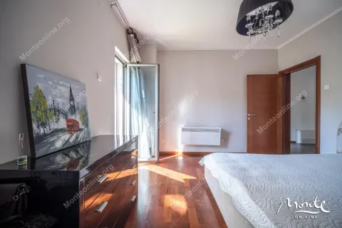 Namještena spavaća soba sa bračnim krevetom, komodom i izlazom na terasu. - image 11