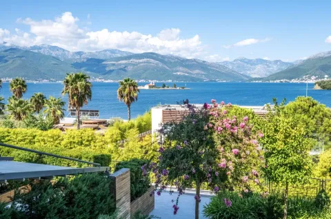Pogled na more i planine sa terase okružene zelenilom i palmama. - image 8