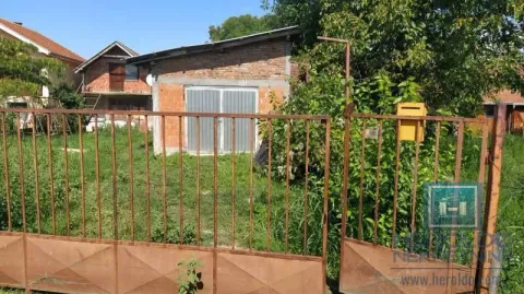 View of the yard and outbuilding with a gate. - image 4