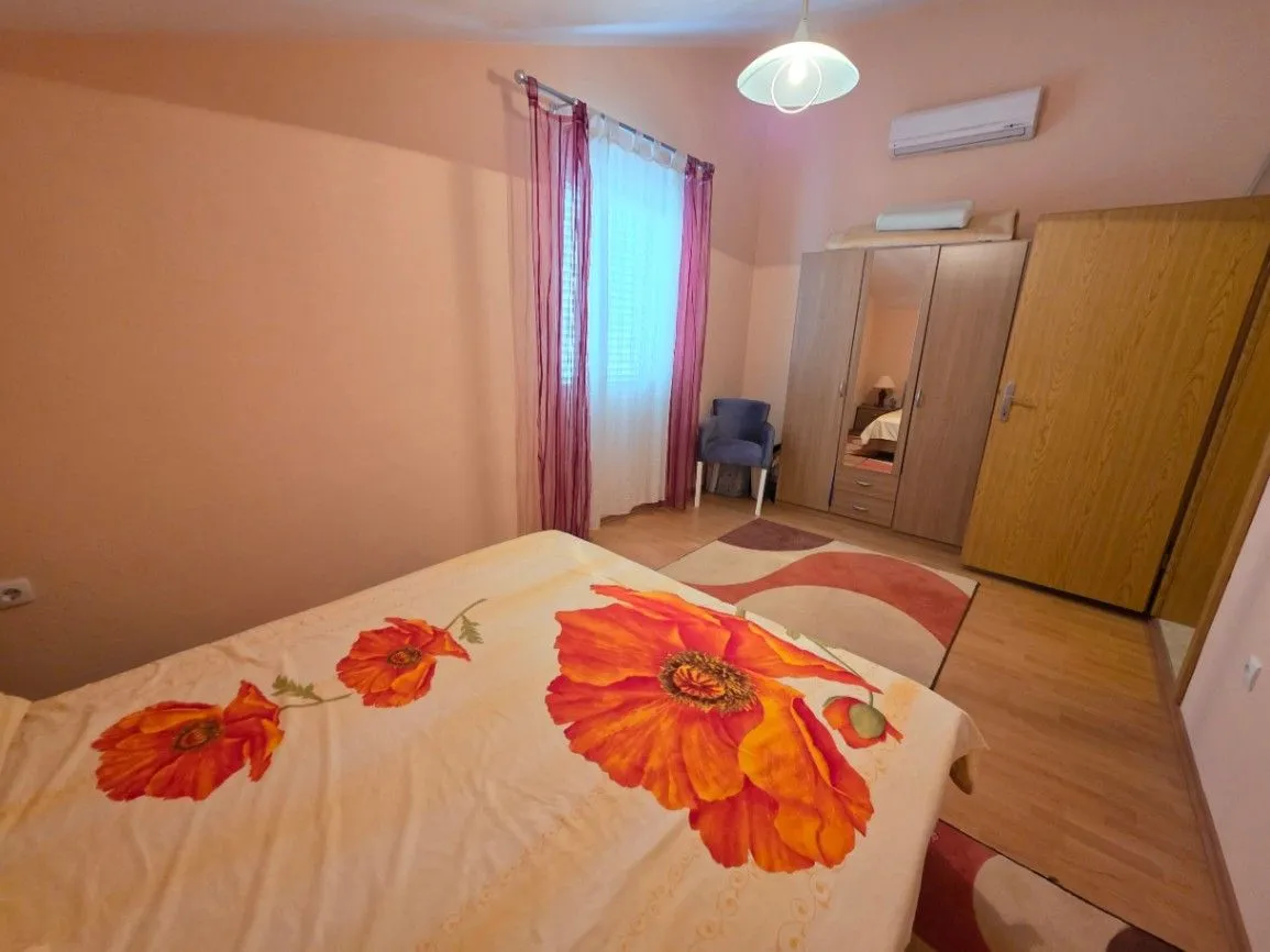 Izdavanje, četvorosoban stan, 140m², Tološi, Podgorica