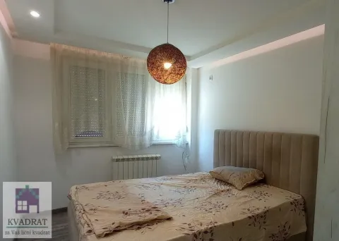 Nameštena spavaća soba sa bračnim krevetom i prozorom. - image 5