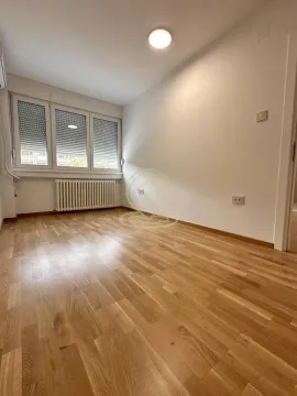 Prazna soba sa parketom i prozorom. - image 15