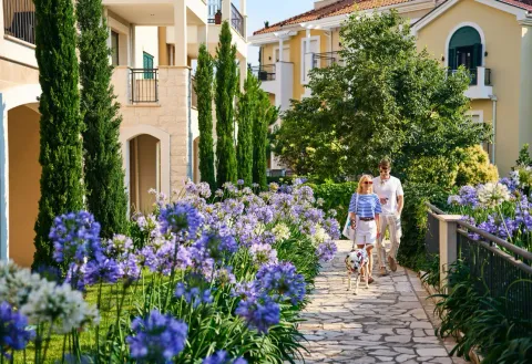 Eksterijer stambenog kompleksa sa uređenim dvorištem, stazom i cvijećem. - image 9