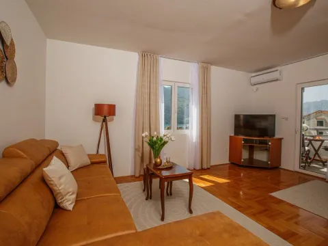 Rent, two bedroom apartment, 69m², Dobrota, Kotor - image 8
