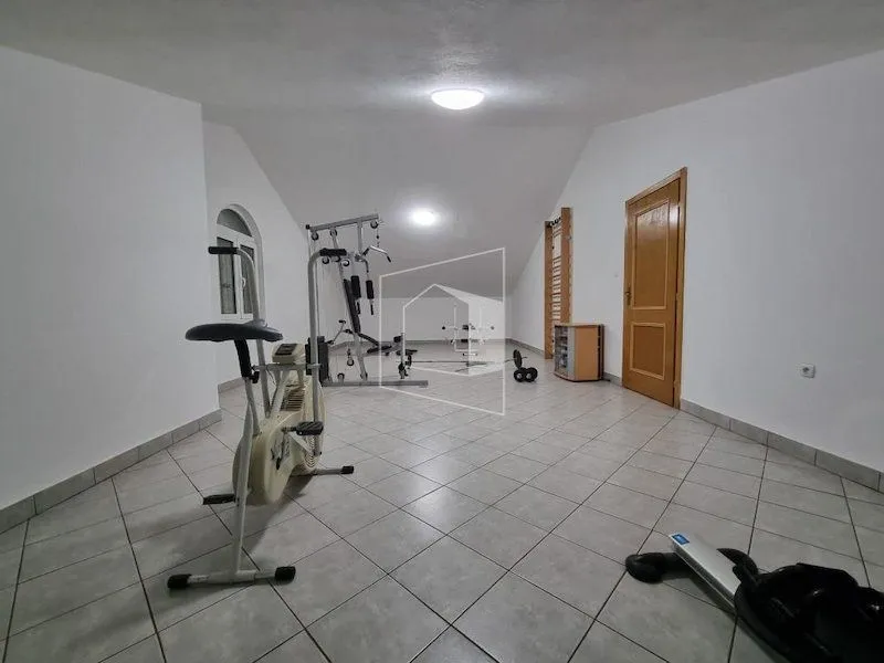 Izdavanje, kuća, 400m², Zlatica, Podgorica