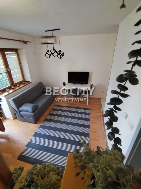 Izdavanje, stan, 42m², Stari grad, Novi Sad