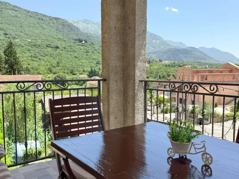Izdavanje, trosoban stan, 85m², Gradiošnica, Tivat - image 12