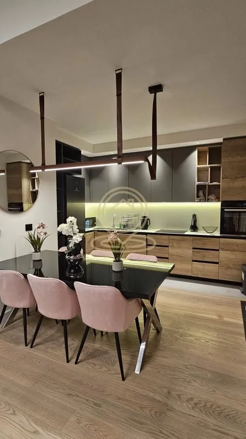 Izdavanje, četvorosoban stan, 161m², Savski Venac, Beograd