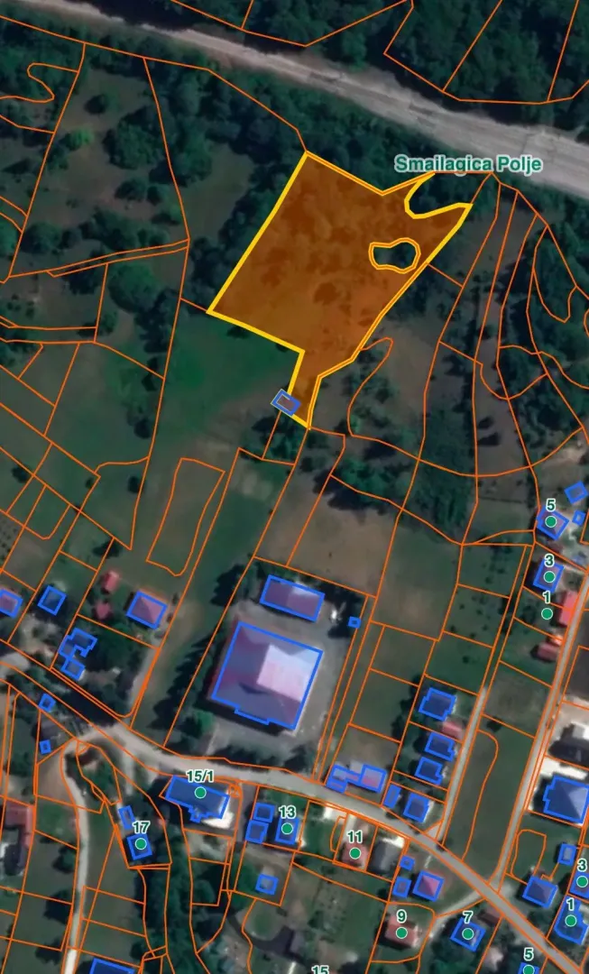 Satelitski snimak zemljišta sa ucrtanim granicama parcele u Smailagića Polju.