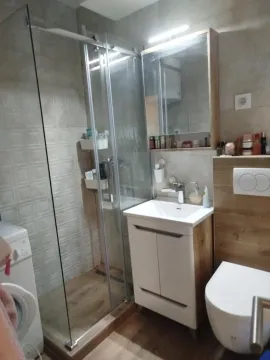 Moderno kupatilo sa tuš kabinom, umivaonikom i wc šoljom. - image 7